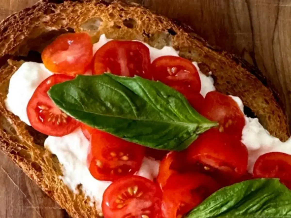 Toast de ricota com tomate-cereja e manjericão